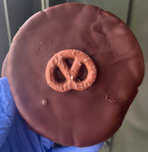 Load image into Gallery viewer, Dark Chocolate, Sea Salt &amp; Pretzel Wagon Wheel
